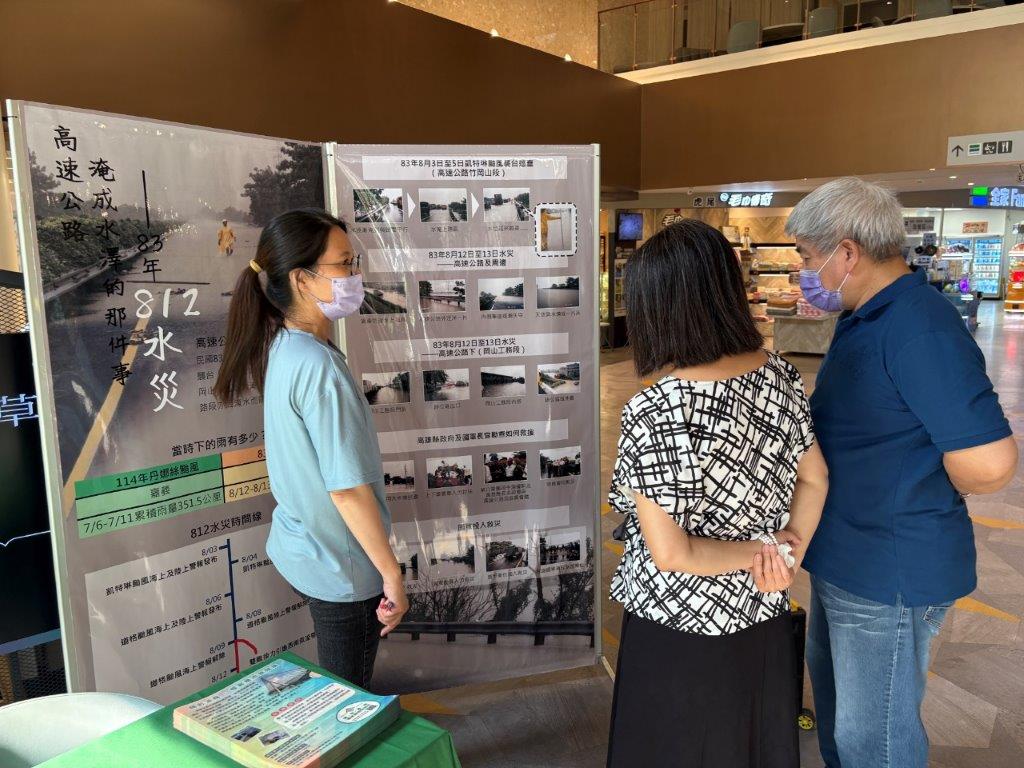 向用路人解說展覽內容