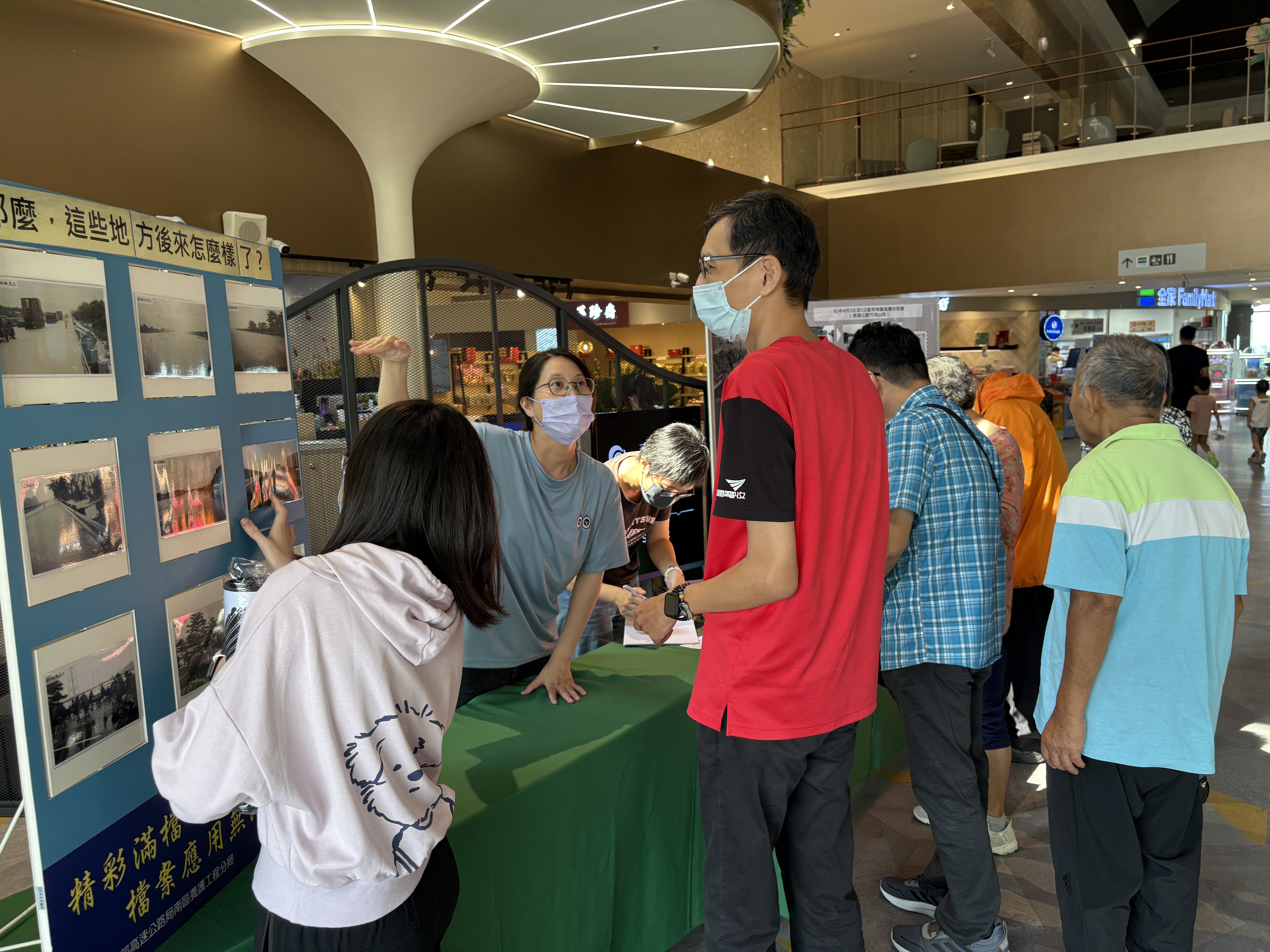 用路人翻看「九宮格轉轉樂」玩轉今昔照片對比