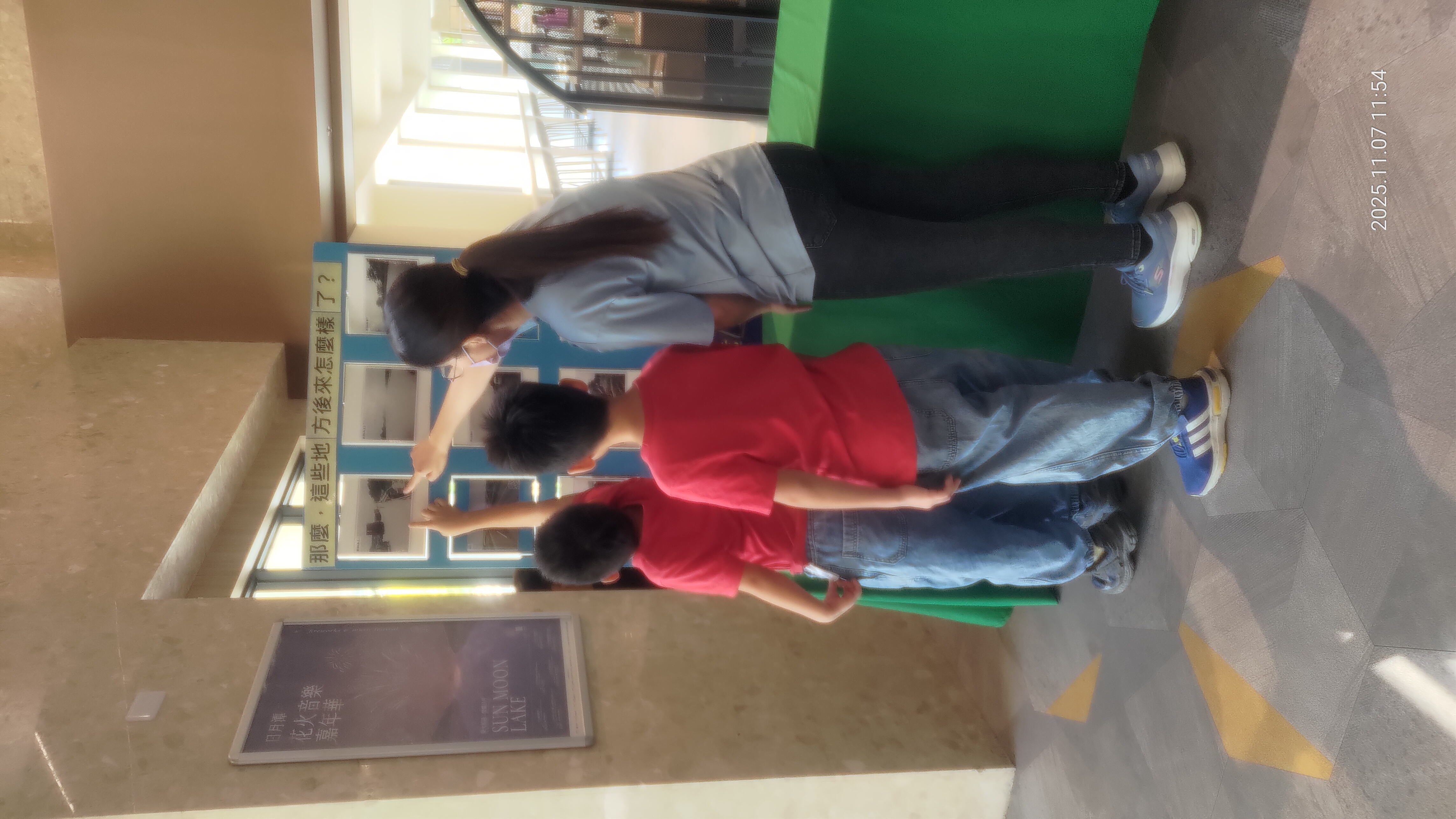 小朋友好奇老照片裡的地方現在是什麼樣子