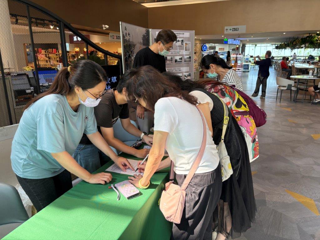 住過岡山的用路人邊寫問卷邊回憶當年