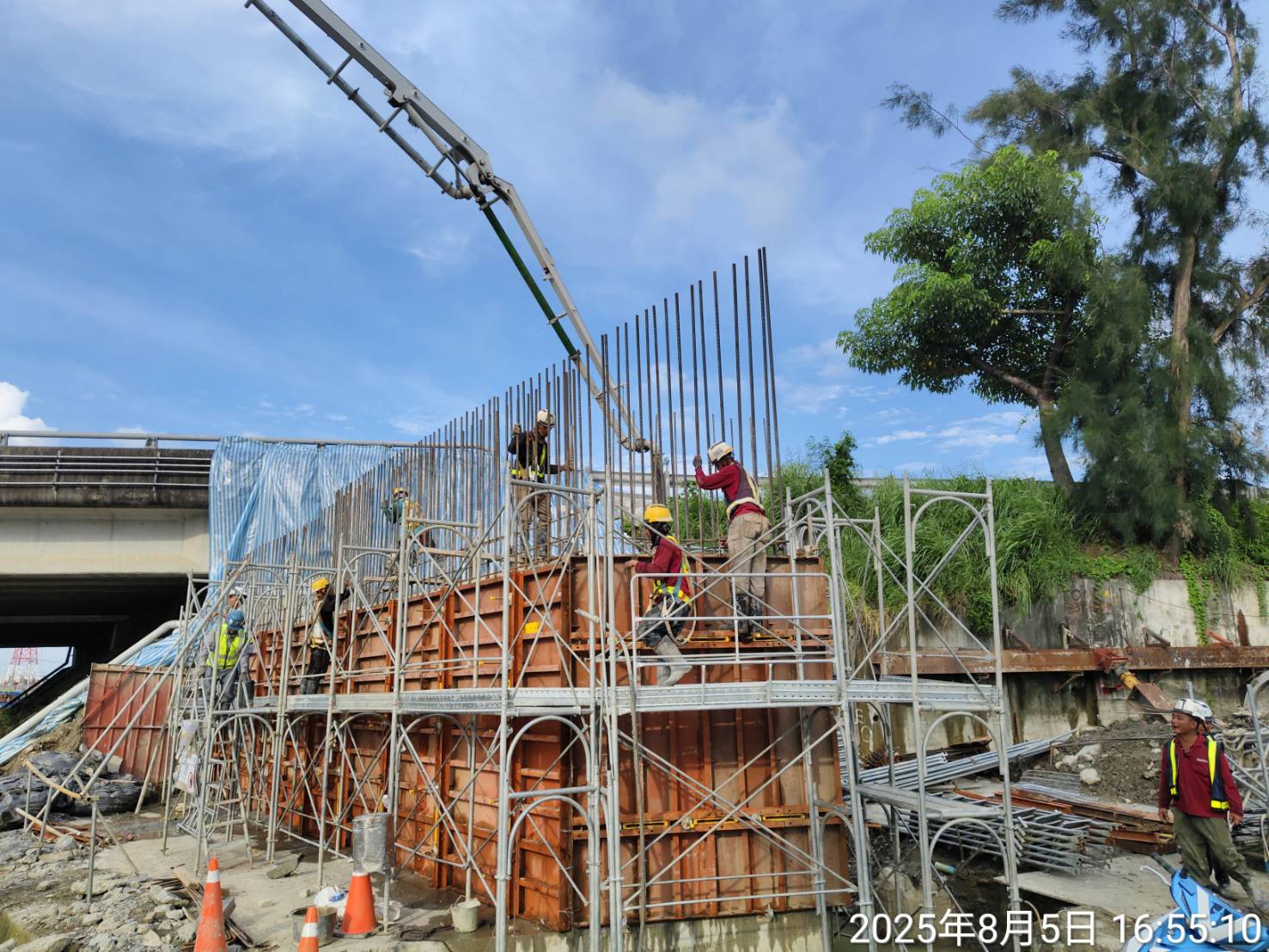 通燕路A2S橋台牆身澆置作業