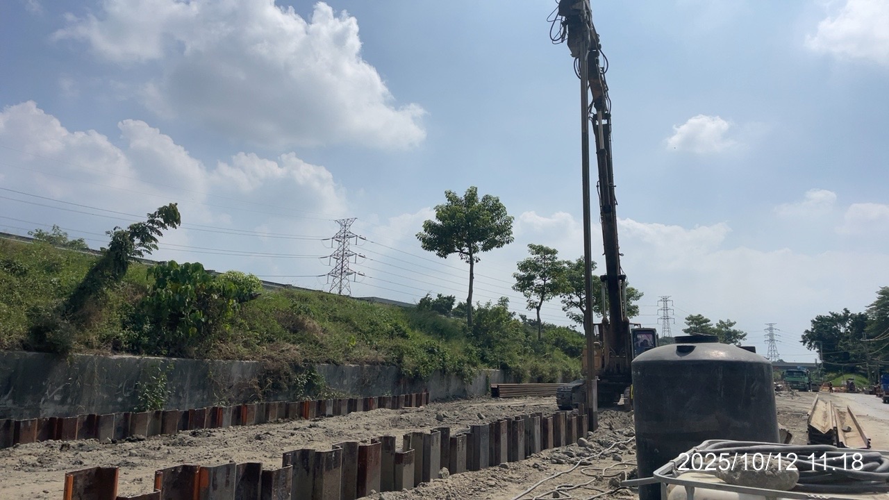 南下線擋土牆S084鋼板樁打設作業