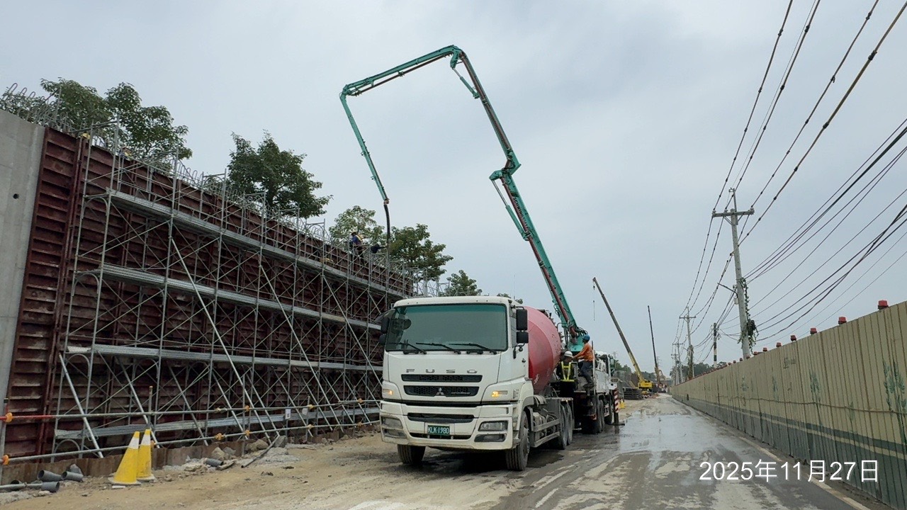 南下線擋土牆S065牆身混凝土澆置