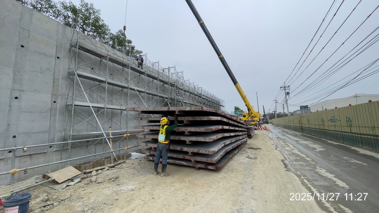 南下線擋土牆S070牆身模板拆除作業