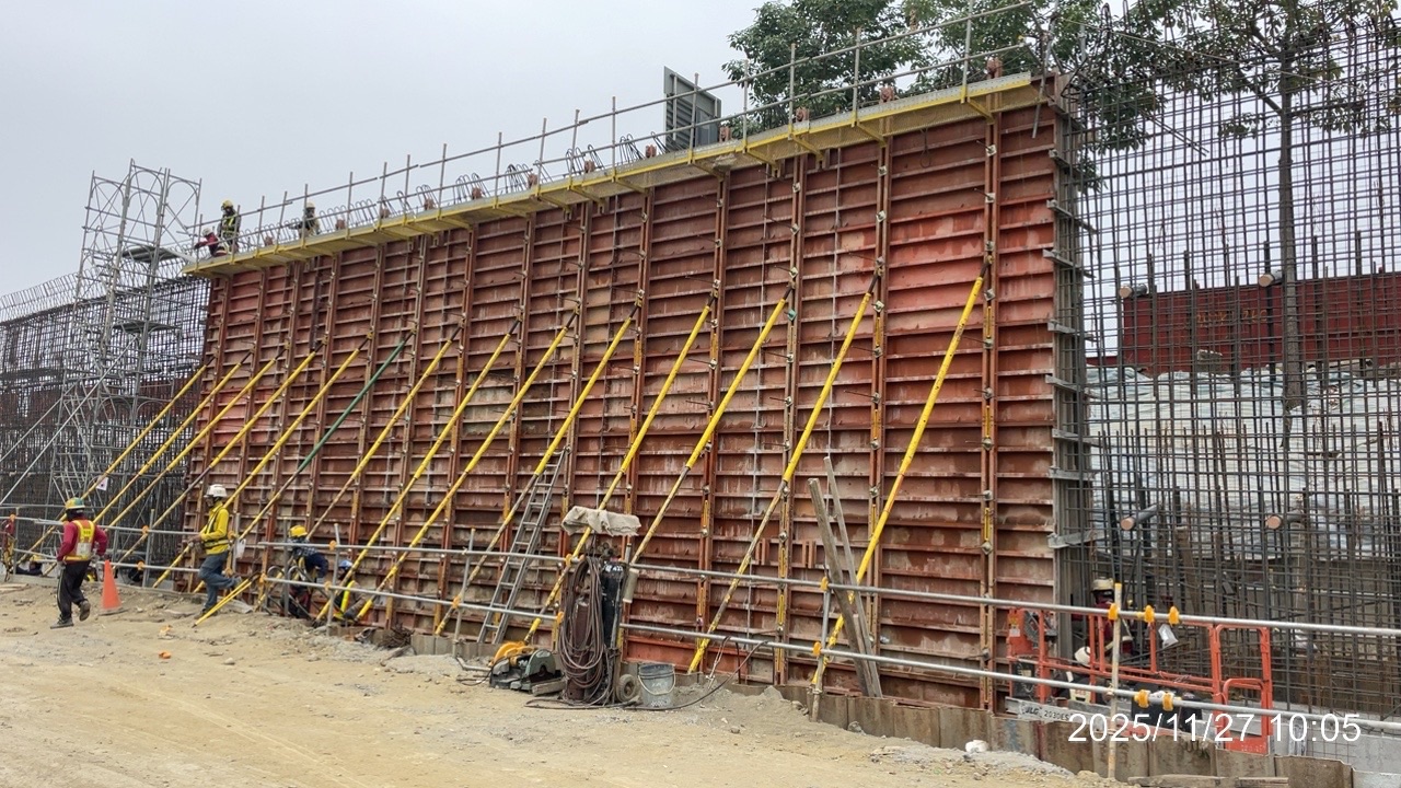 南下線擋土牆S076牆身模板組立作業