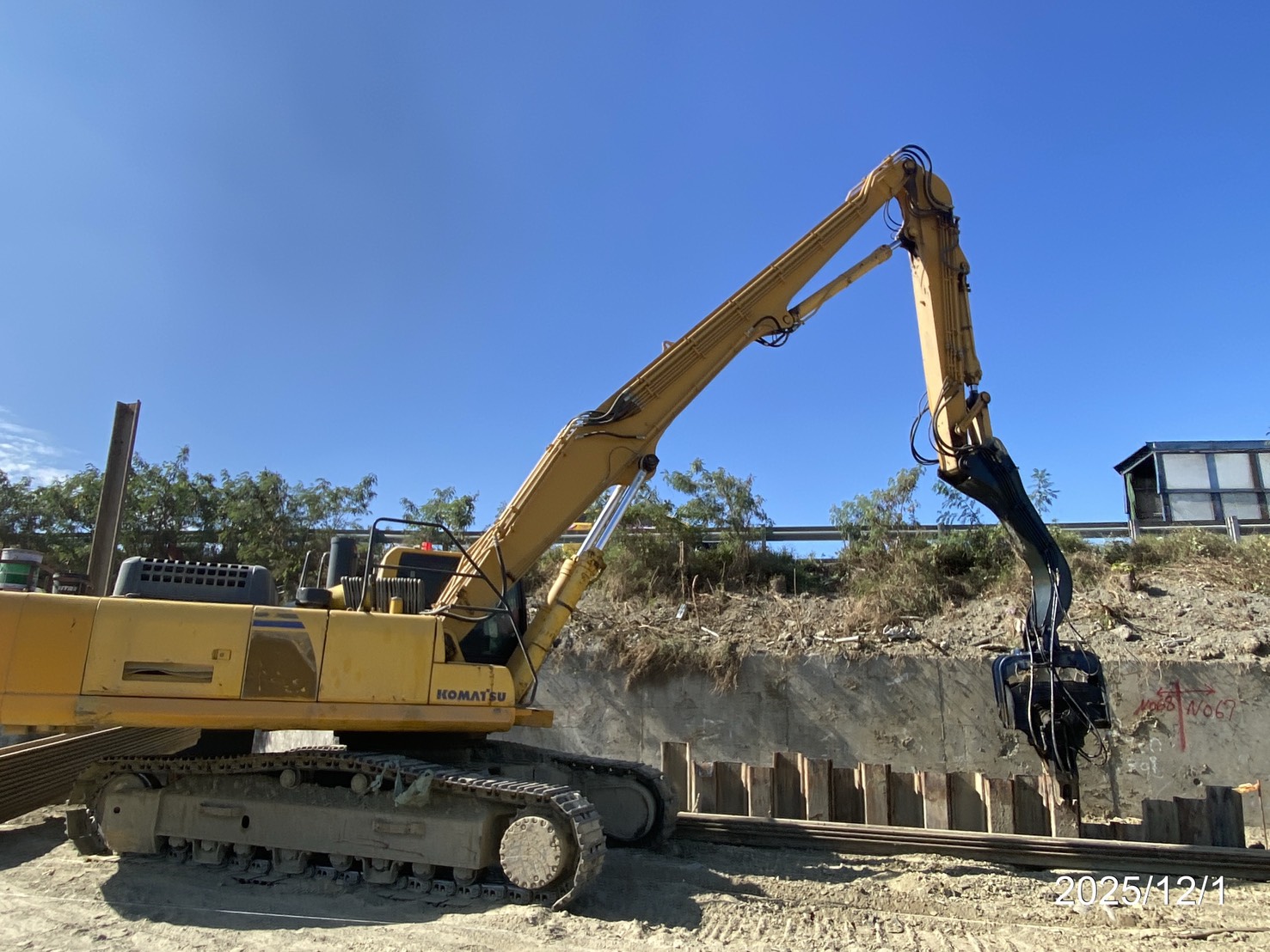 北上線擋土牆N068鋼板樁打設作業