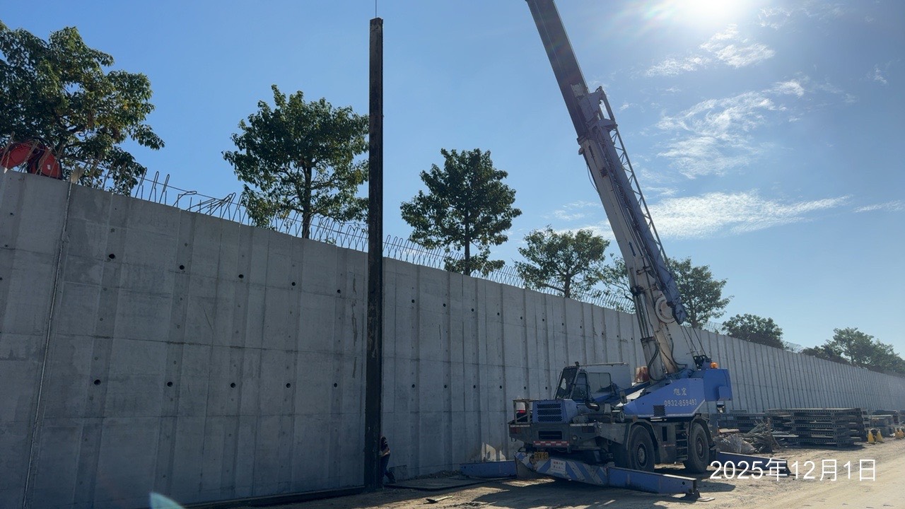 南下線擋土牆S055-S063鋼板樁拔除作業