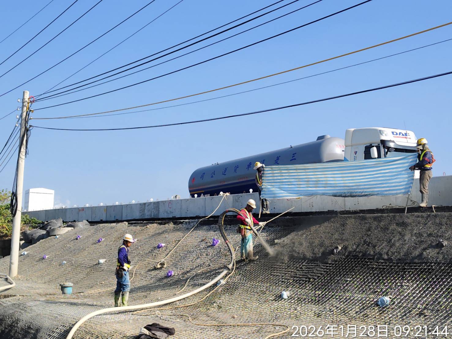南下線350k+800-350k+830邊坡、臨時排水溝噴凝土作業
